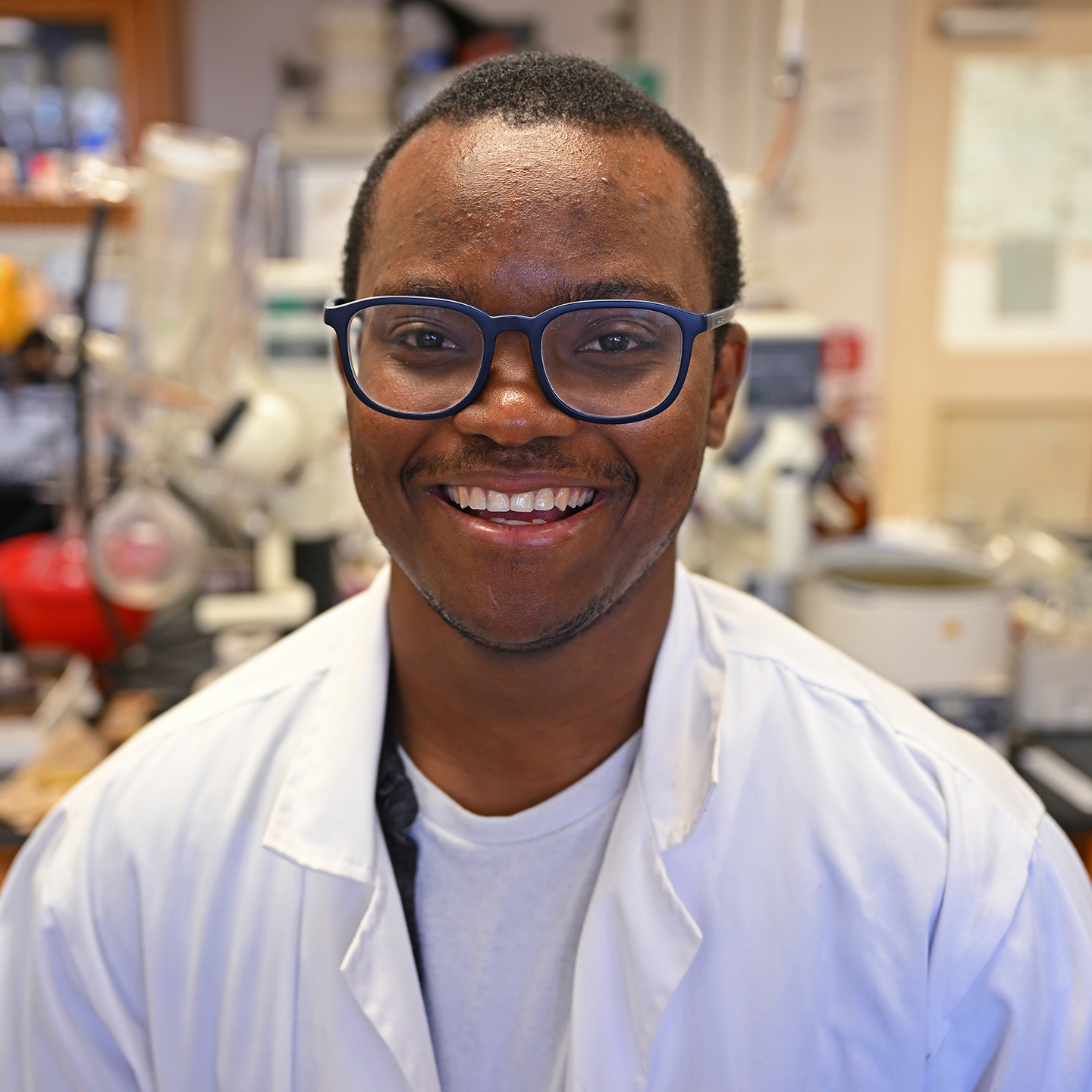 A portrait of Admirabilis Kalolella ’23 in the lab.