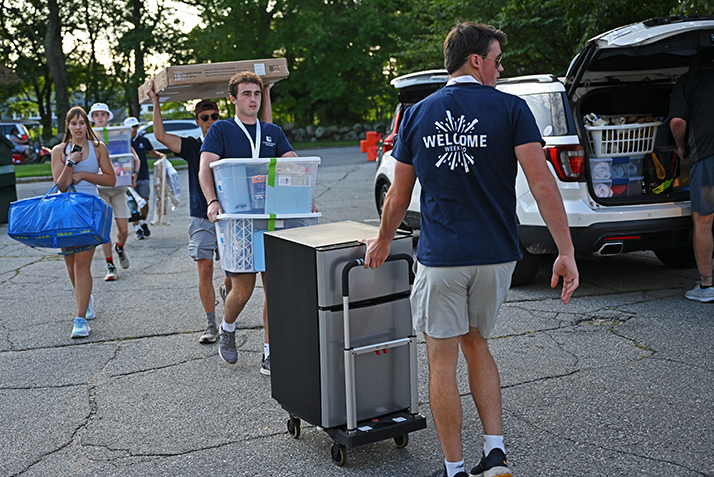 Student leaders help new students unload their cars.